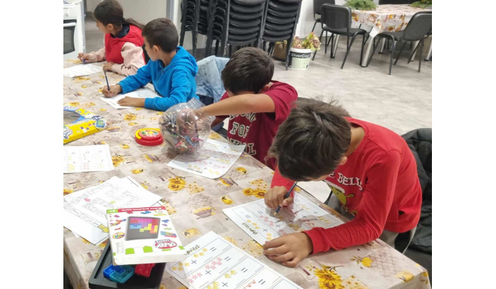 Doučovanie s deťmi.