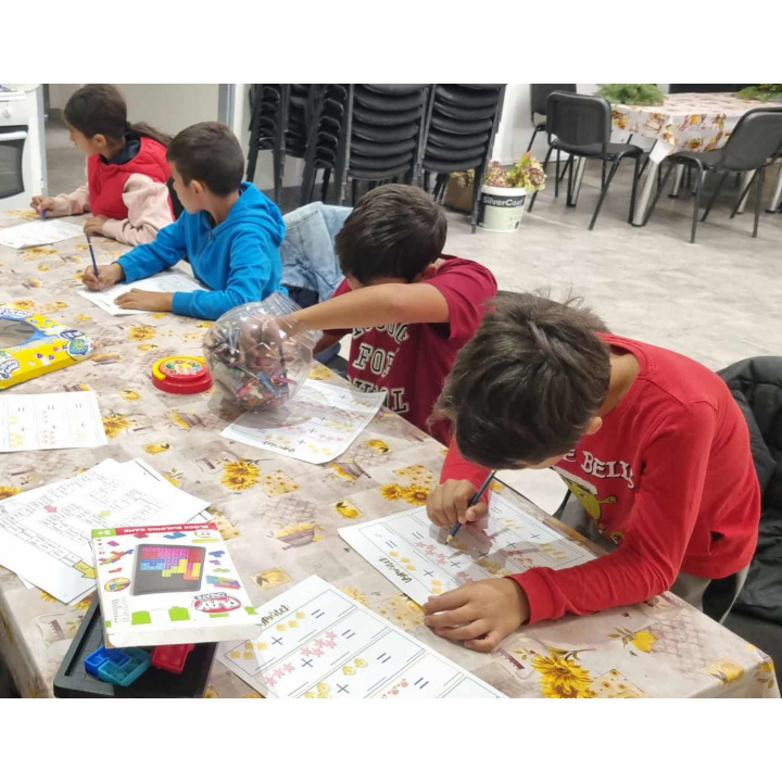 Doučovanie s deťmi.