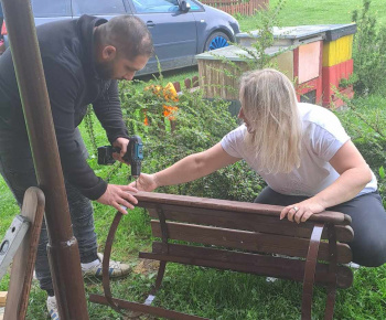 ROZVOJOVÝ TÍM V AKCII / Osadenie smetných košov v obci II - foto