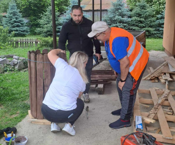 ROZVOJOVÝ TÍM V AKCII / Osadenie smetných košov v obci II - foto