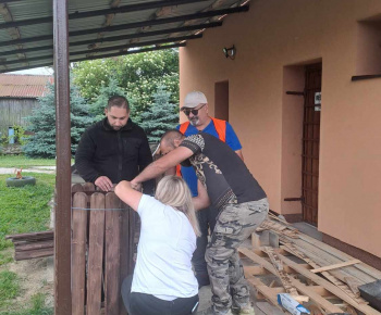 ROZVOJOVÝ TÍM V AKCII / Osadenie smetných košov v obci II - foto