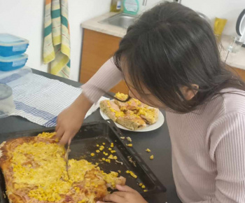 ROZVOJOVÝ TÍM V AKCII / Pečenie pizze - krúžok varenia. - foto