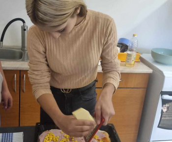 ROZVOJOVÝ TÍM V AKCII / Pečenie pizze - krúžok varenia. - foto