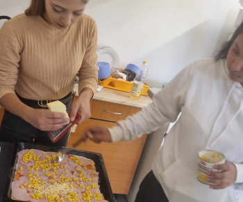 ROZVOJOVÝ TÍM V AKCII / Pečenie pizze - krúžok varenia. - foto