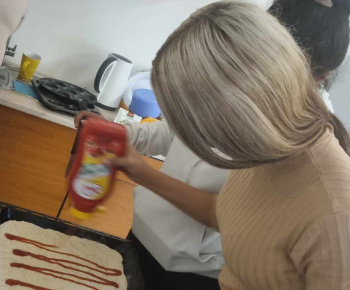 ROZVOJOVÝ TÍM V AKCII / Pečenie pizze - krúžok varenia. - foto