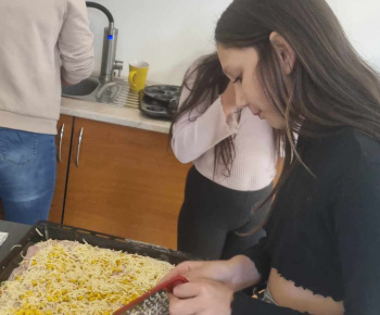 ROZVOJOVÝ TÍM V AKCII / Pečenie pizze - krúžok varenia. - foto