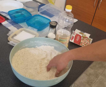 ROZVOJOVÝ TÍM V AKCII / Pečenie pizze - krúžok varenia. - foto