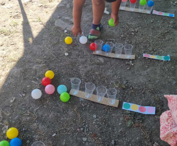 ROZVOJOVÝ TÍM V AKCII / Hra s loptičkami. - foto