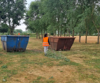 ROZVOJOVÝ TÍM V AKCII / Pomoc pri upratovaní obce po veternej smršti 8.7.2025 - foto