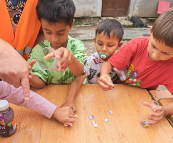 ROZVOJOVÝ TÍM V AKCII / Montessori aktivita-gombíky - foto