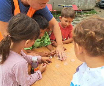 ROZVOJOVÝ TÍM V AKCII / Montessori aktivita-gombíky - foto