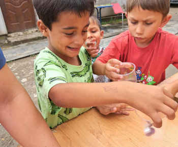 ROZVOJOVÝ TÍM V AKCII / Montessori aktivita-gombíky - foto