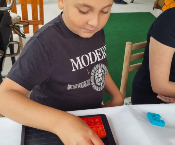 ROZVOJOVÝ TÍM V AKCII / Farebné tvary v pohybe.  - foto