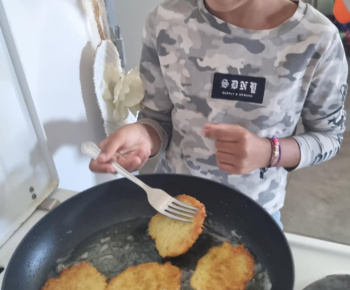 ROZVOJOVÝ TÍM V AKCII / Pečenie zemiakovo-cuketových placiek  - foto