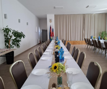 ROZVOJOVÝ TÍM V AKCII / Zdobenie sály na STRETNUTIE RODÁKOV - foto