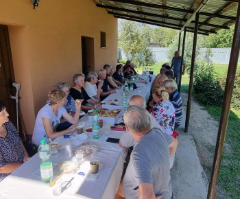ROZVOJOVÝ TÍM V AKCII / SPOLOČNÝ KOTLÍK- Guľáš so seniormi z Jednoty dôchodcov Šamudovce  - foto