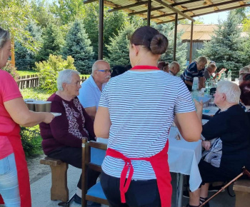 ROZVOJOVÝ TÍM V AKCII / SPOLOČNÝ KOTLÍK- Guľáš so seniormi z Jednoty dôchodcov Šamudovce  - foto