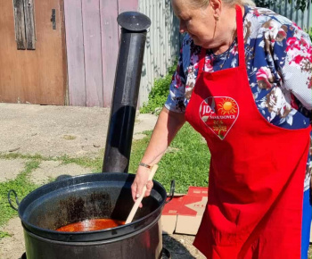 ROZVOJOVÝ TÍM V AKCII / SPOLOČNÝ KOTLÍK- Guľáš so seniormi z Jednoty dôchodcov Šamudovce  - foto