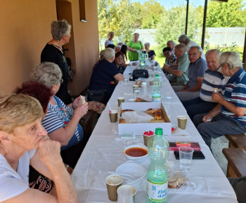 ROZVOJOVÝ TÍM V AKCII / SPOLOČNÝ KOTLÍK- Guľáš so seniormi z Jednoty dôchodcov Šamudovce  - foto
