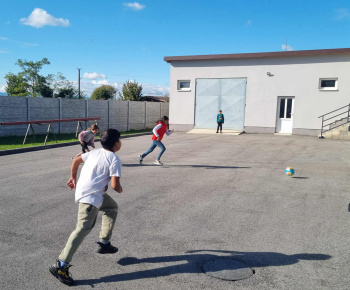 ROZVOJOVÝ TÍM V AKCII / Hra s loptou. - foto