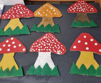 ROZVOJOVÝ TÍM V AKCII / Farebné huby z kartónu. - foto