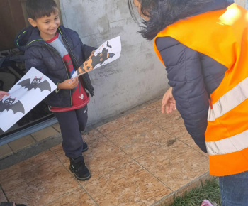 ROZVOJOVÝ TÍM V AKCII / Vystrihujeme si z papiera. - foto