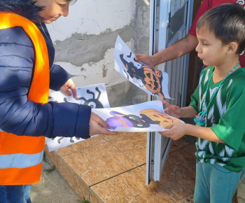 ROZVOJOVÝ TÍM V AKCII / Vystrihujeme si z papiera. - foto