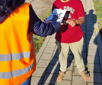 ROZVOJOVÝ TÍM V AKCII / Vystrihujeme si z papiera. - foto