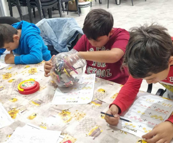 ROZVOJOVÝ TÍM V AKCII / Doučovanie s deťmi. - foto