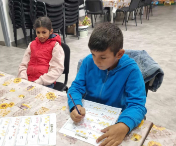 ROZVOJOVÝ TÍM V AKCII / Doučovanie s deťmi. - foto