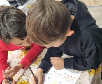 ROZVOJOVÝ TÍM V AKCII / Doučovanie s deťmi. - foto