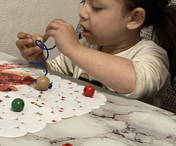 ROZVOJOVÝ TÍM V AKCII / Navliekanie guľôčok. - foto