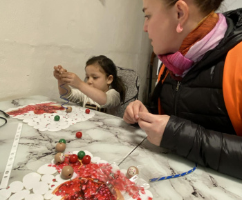 ROZVOJOVÝ TÍM V AKCII / Navliekanie guľôčok. - foto