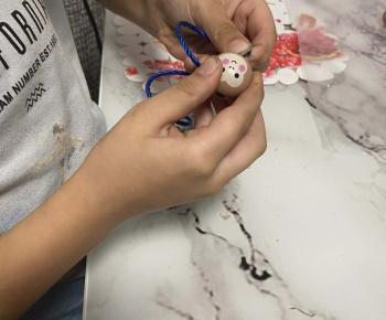 ROZVOJOVÝ TÍM V AKCII / Navliekanie guľôčok. - foto