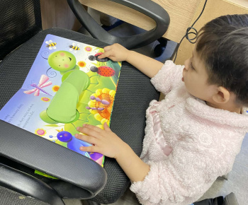 ROZVOJOVÝ TÍM V AKCII / Čítanie s najmenšími - aktivita Nenementorky. - foto