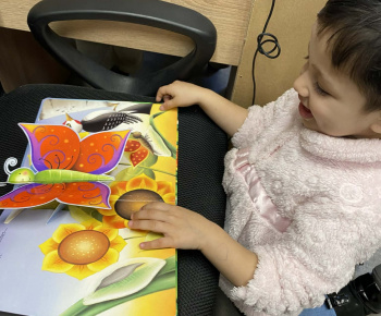 ROZVOJOVÝ TÍM V AKCII / Čítanie s najmenšími - aktivita Nenementorky. - foto