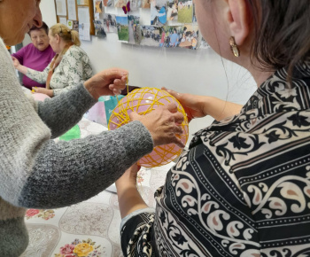 ROZVOJOVÝ TÍM V AKCII / Zdobenie veľkonočných vajíčok – technikou patchwork - foto