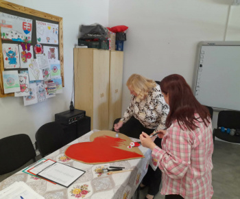 ROZVOJOVÝ TÍM V AKCII / Rozvoj jemnej motoriky maľovaním so seniormi - foto