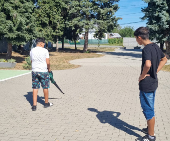 ROZVOJOVÝ TÍM V AKCII / Jesenná údržba okolia  - foto