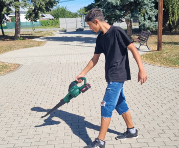 ROZVOJOVÝ TÍM V AKCII / Jesenná údržba okolia  - foto