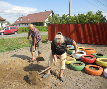 SENIORI + RÓMOVIA = ROZKVITNUTÁ OBEC