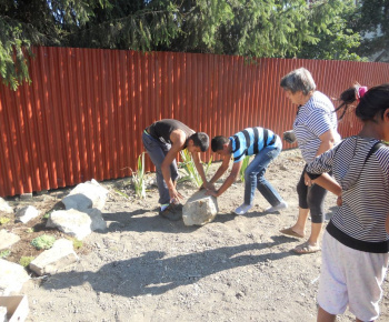 SENIORI + RÓMOVIA = ROZKVITNUTÁ OBEC