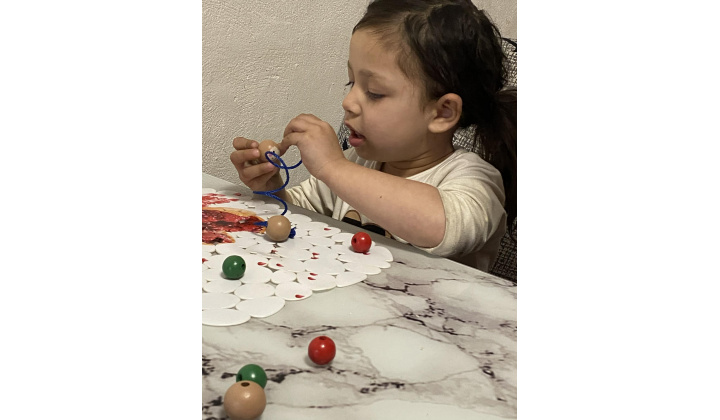 Navliekanie guľôčok.