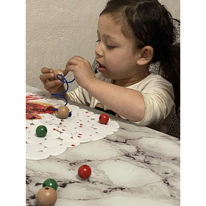 Navliekanie guľôčok.