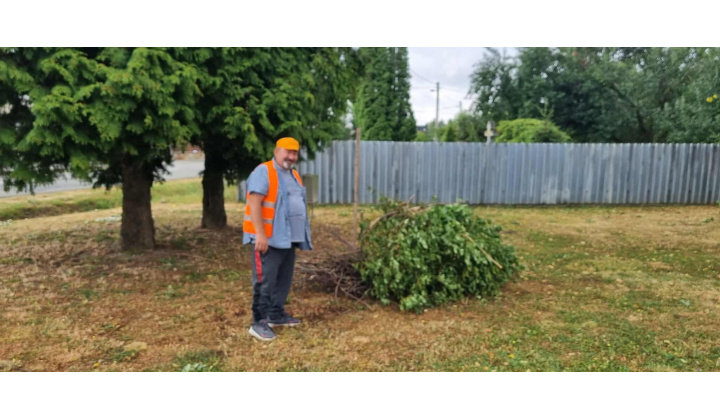 Pomoc pri upratovaní obce po veternej smršti 8.7.2025