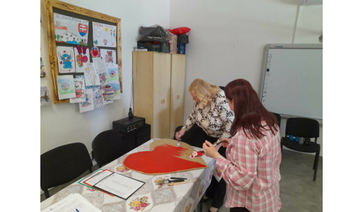 Rozvoj jemnej motoriky maľovaním so seniormi