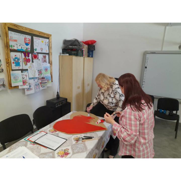 Rozvoj jemnej motoriky maľovaním so seniormi